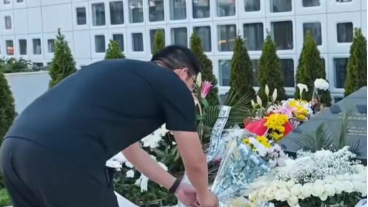 浙江小伙自驾来到中国驻前南斯拉夫大使馆遗址，为烈士献上一束花