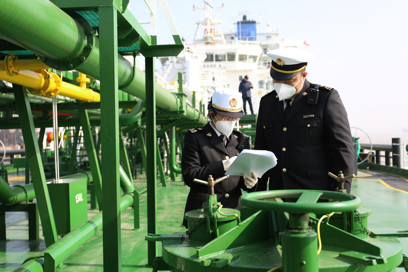 宁波海关所属象山海关关员对出口船舶进行卫生监督 林燕摄.jpg