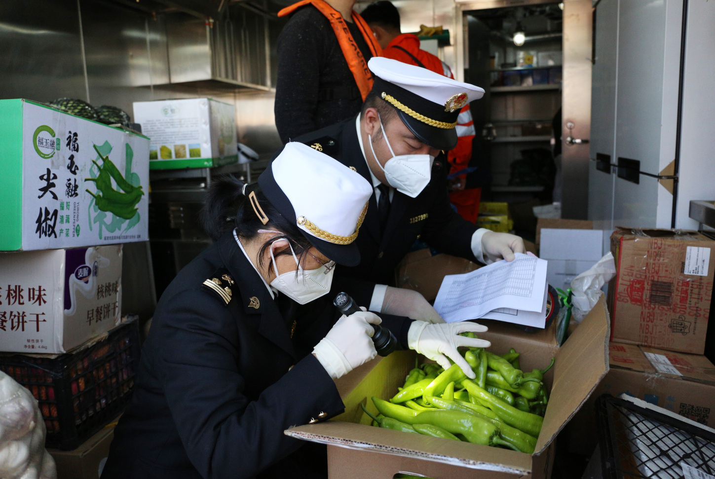 宁波海关所属象山海关关员对船供食品开展检查 林燕摄.jpg