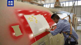 C919飞机首次“身披”五星红旗！沉浸式体验涂装全过程--新蓝网