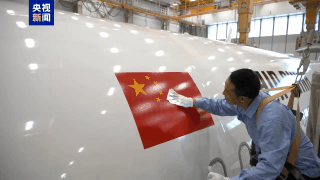 C919飞机首次“身披”五星红旗！沉浸式体验涂装全过程--新蓝网