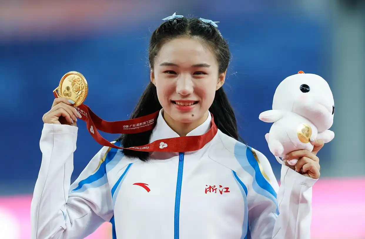 200米再夺一金!16岁小将陈妤颉加冕女子短跑双冠王_陈妤颉全运会双冠王_16岁小将陈妤颉短跑生涯