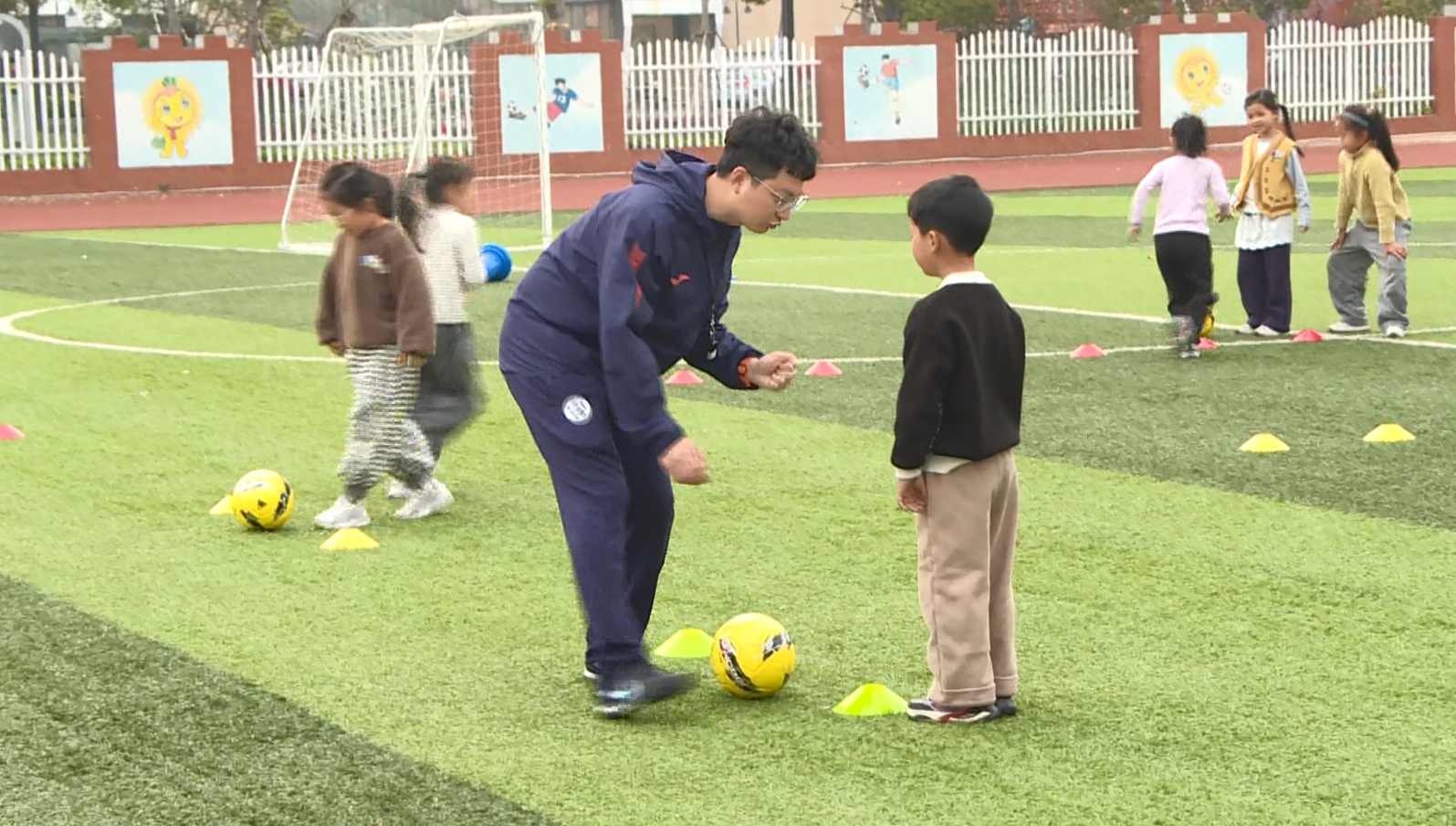 吴越杯点燃足球热海盐邀沪上教练遴选六百足球苗(图6)