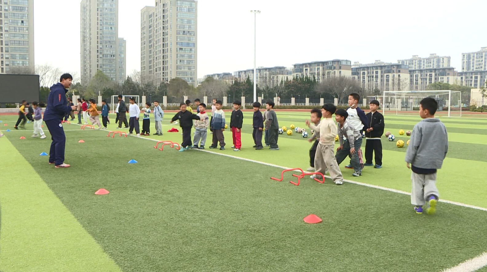 吴越杯点燃足球热海盐邀沪上教练遴选六百足球苗(图5)