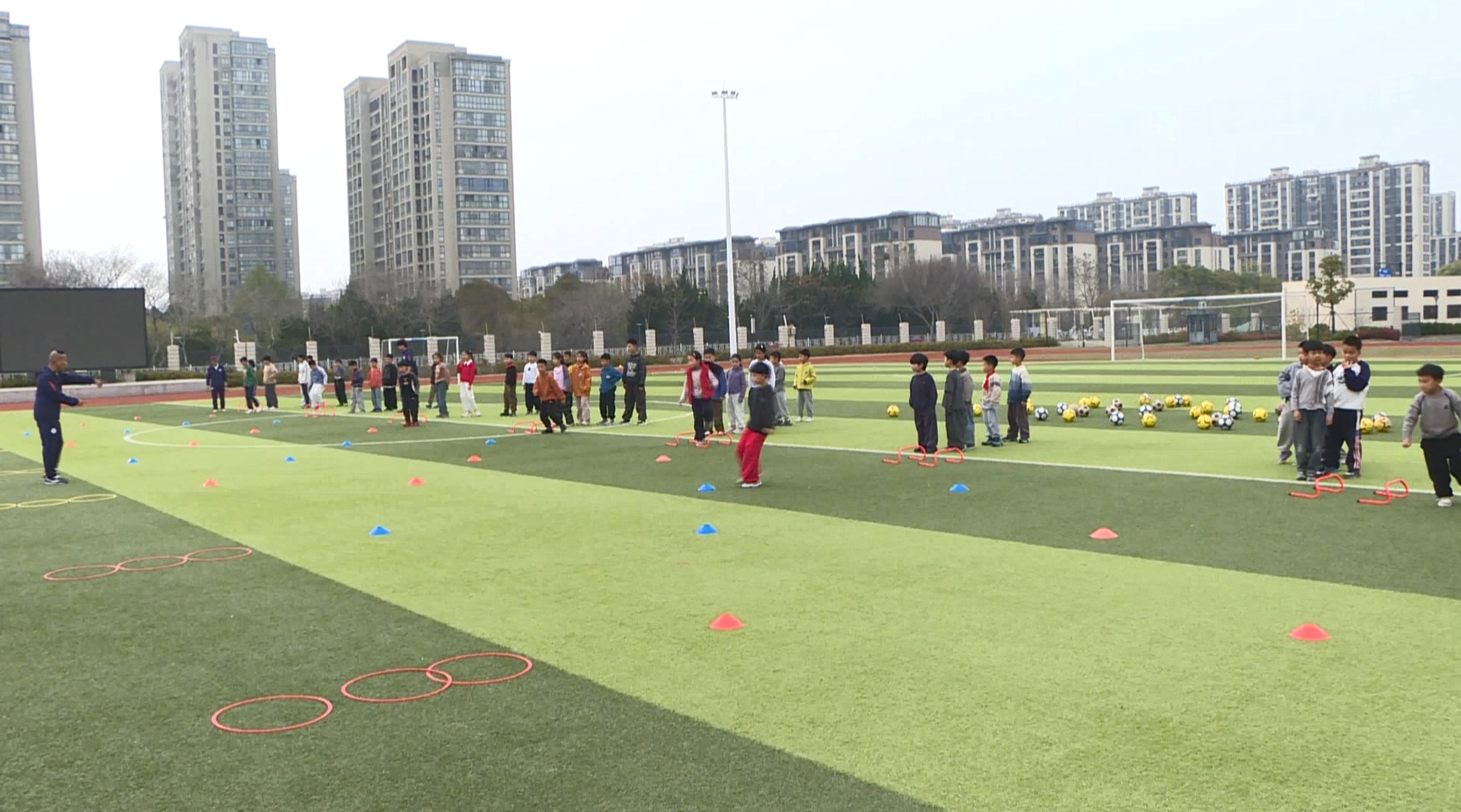 吴越杯点燃足球热海盐邀沪上教练遴选六百足球苗(图1)