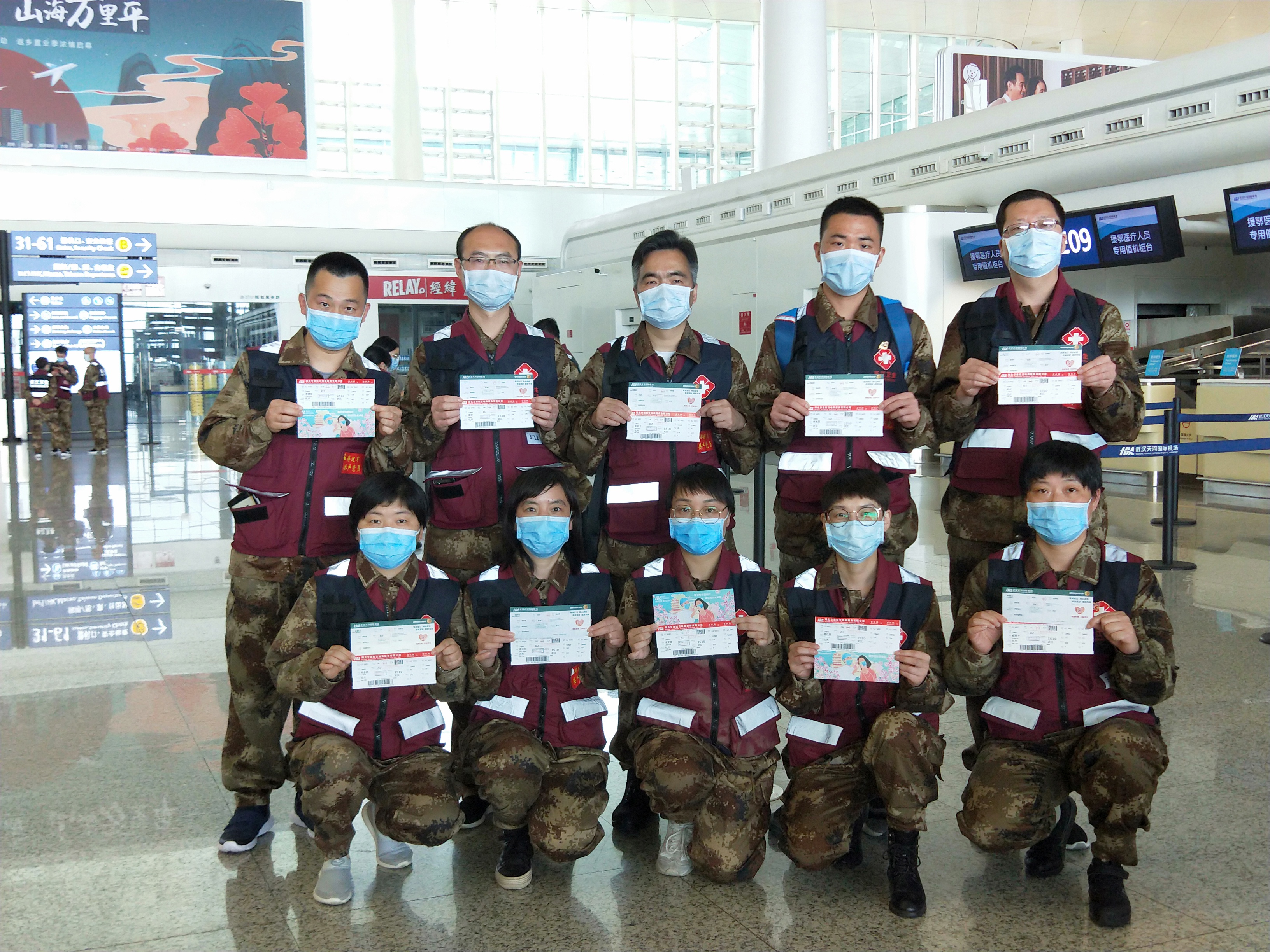 杭州医疗队在机场合影