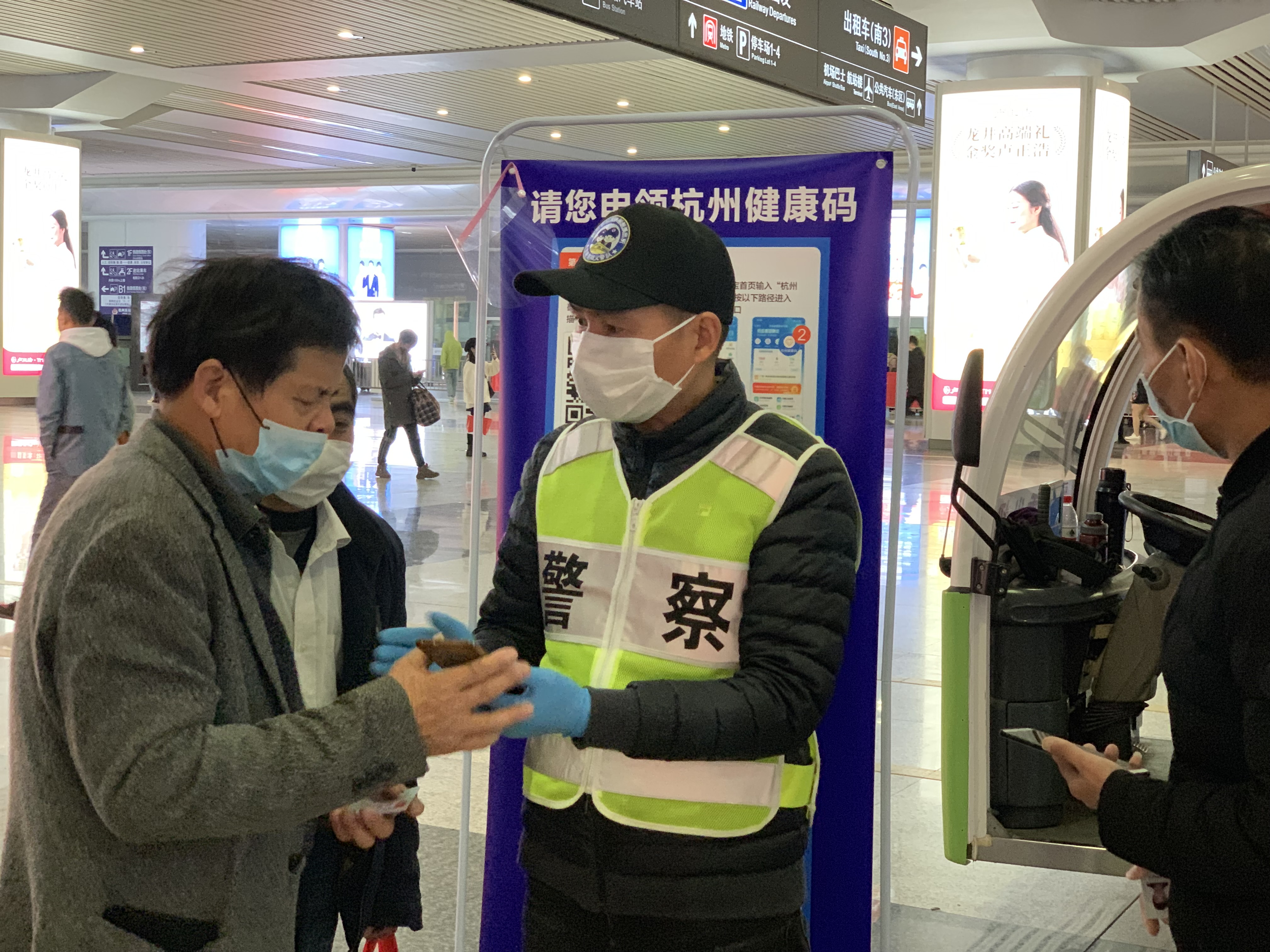 义警队队员帮助旅客申领杭州健康码