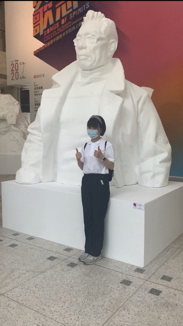 许晓玲与钟南山雕像合影
