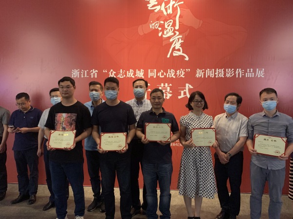 “众志成城 同心战疫”新闻摄影作品金奖获得者