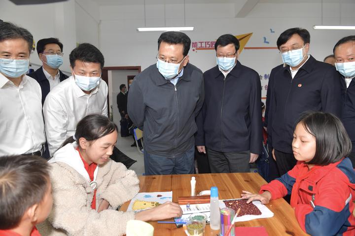 9月22日，省委书记袁家军考察宣恩县松坪试验小学教学楼、学生课外活动中心，与孩子们互动。