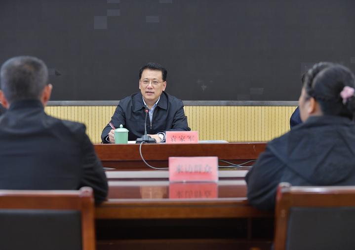 10月21日下午，省委书记、省人大常委会主任袁家军在丽水市遂昌县调研信访工作、接待群众来访。