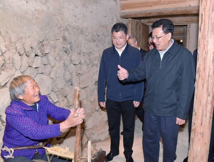 10月22日，省委书记袁家军赴松阳县四都乡平田村，考察了解乡村振兴和生态产品价值实现工作情况。图为当地村民正在展示传统工艺。