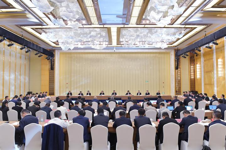 10月22日下午，省委书记袁家军主持召开新时代推进山区26县高质量发展座谈会。