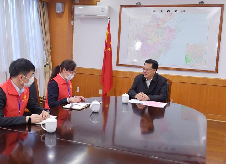 11月2日，省委书记袁家军在杭州接受了人口普查登记。