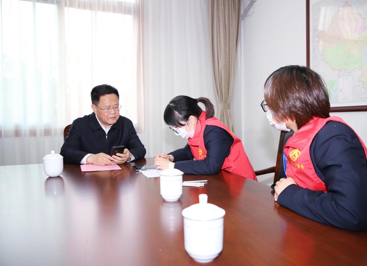 11月2日，省长郑栅洁在杭州接受了人口普查登记。