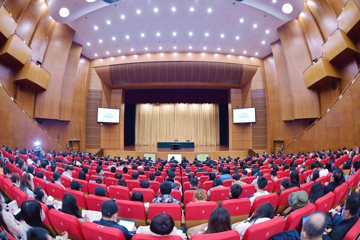 11月25日下午，省委书记袁家军在浙江大学宣讲党的十九届五中全会精神和省委十四届八次全会精神。