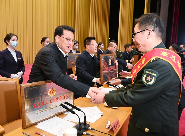 12月7日下午，全省双拥工作总结暨模范退役军人表彰大会在杭州举行。省军级领导为省模范退役军人代表、省退役军人工作模范个人代表和省退役军人工作模范单位代表颁发证书和授牌。