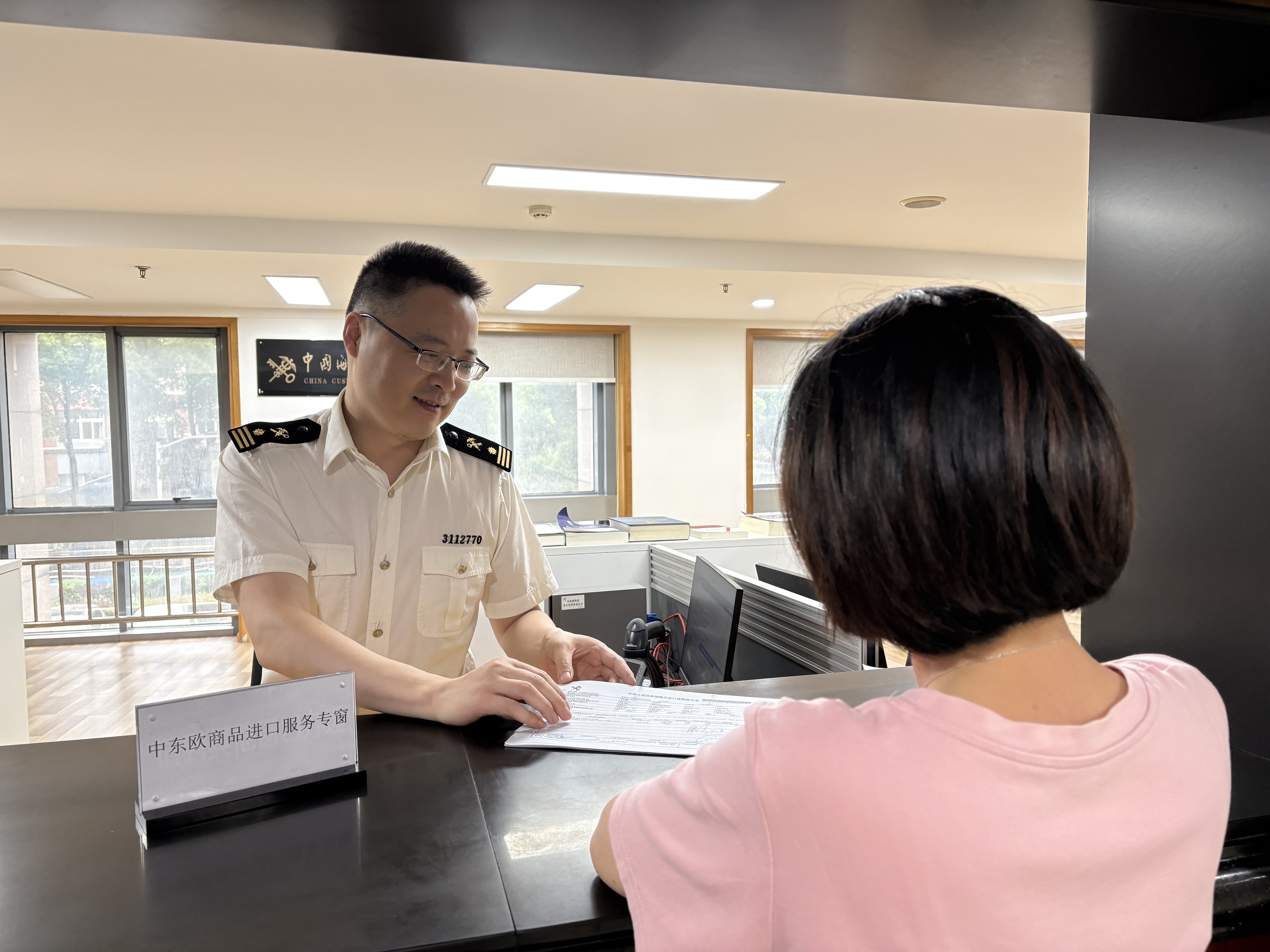宁波海关关员指导企业进行中东欧商品申报。田雅楠摄.jpg