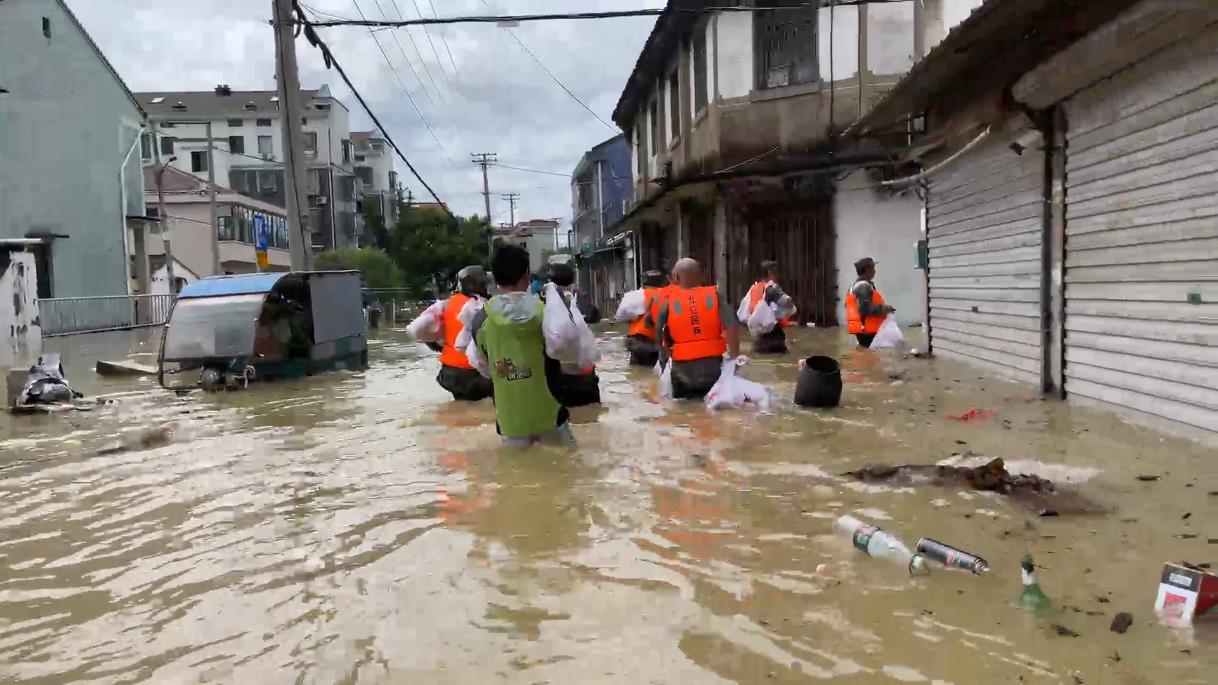 余姚三七市镇部分区域积水较深 百余民兵蹚水送物资-新闻中心-温州网