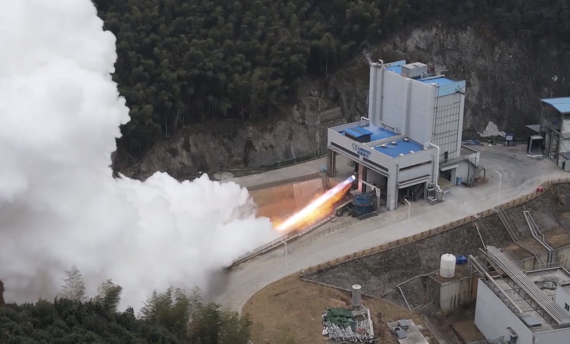 火箭企业蓝箭航天自主研发的天鹊液氧甲烷火箭发动机完成第二次热试车