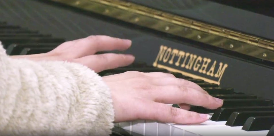 "另一边的马女士,幼年时曾学过钢琴.