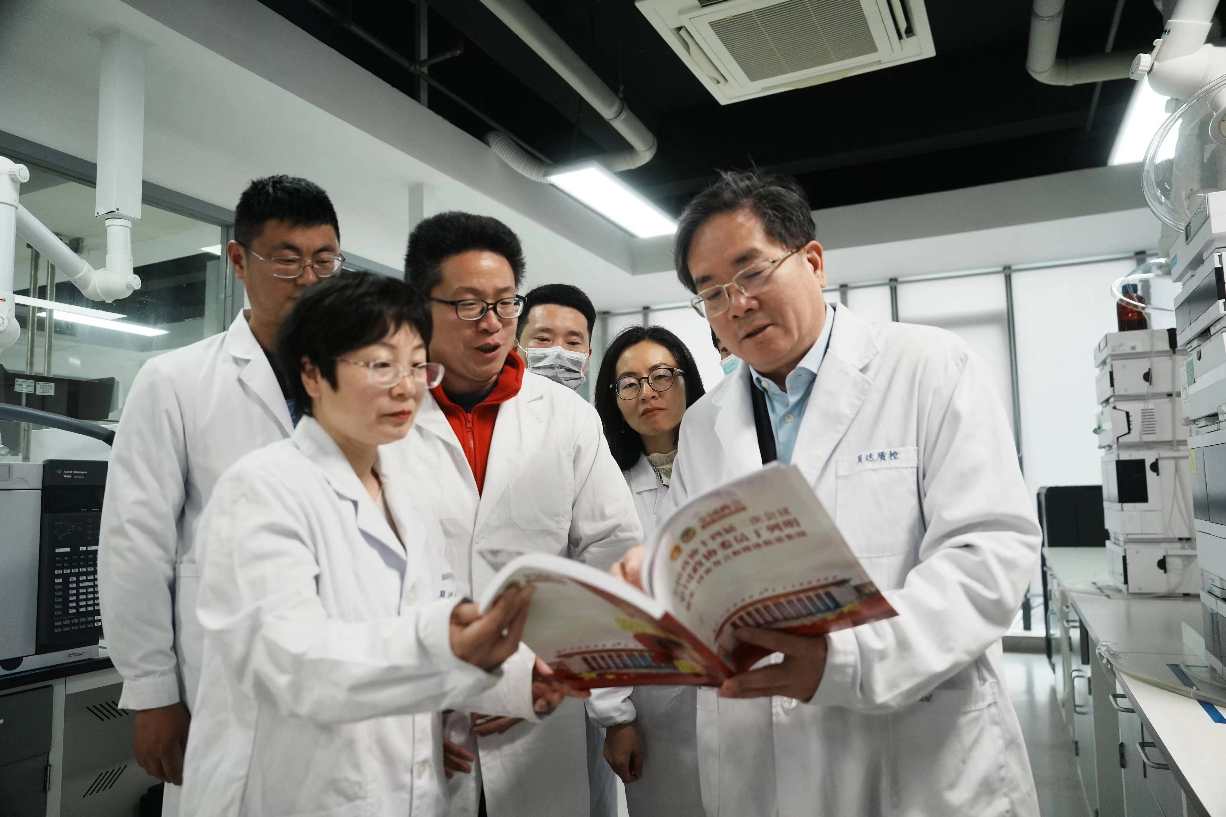 在浙全国人大代表住浙全国政协委员回到岗位后向车间工人企业员工宣讲