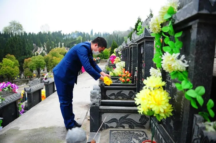 央广网"看丹观察"认为,在清明节扫墓祭祖,这是我们中国人自古以来追思