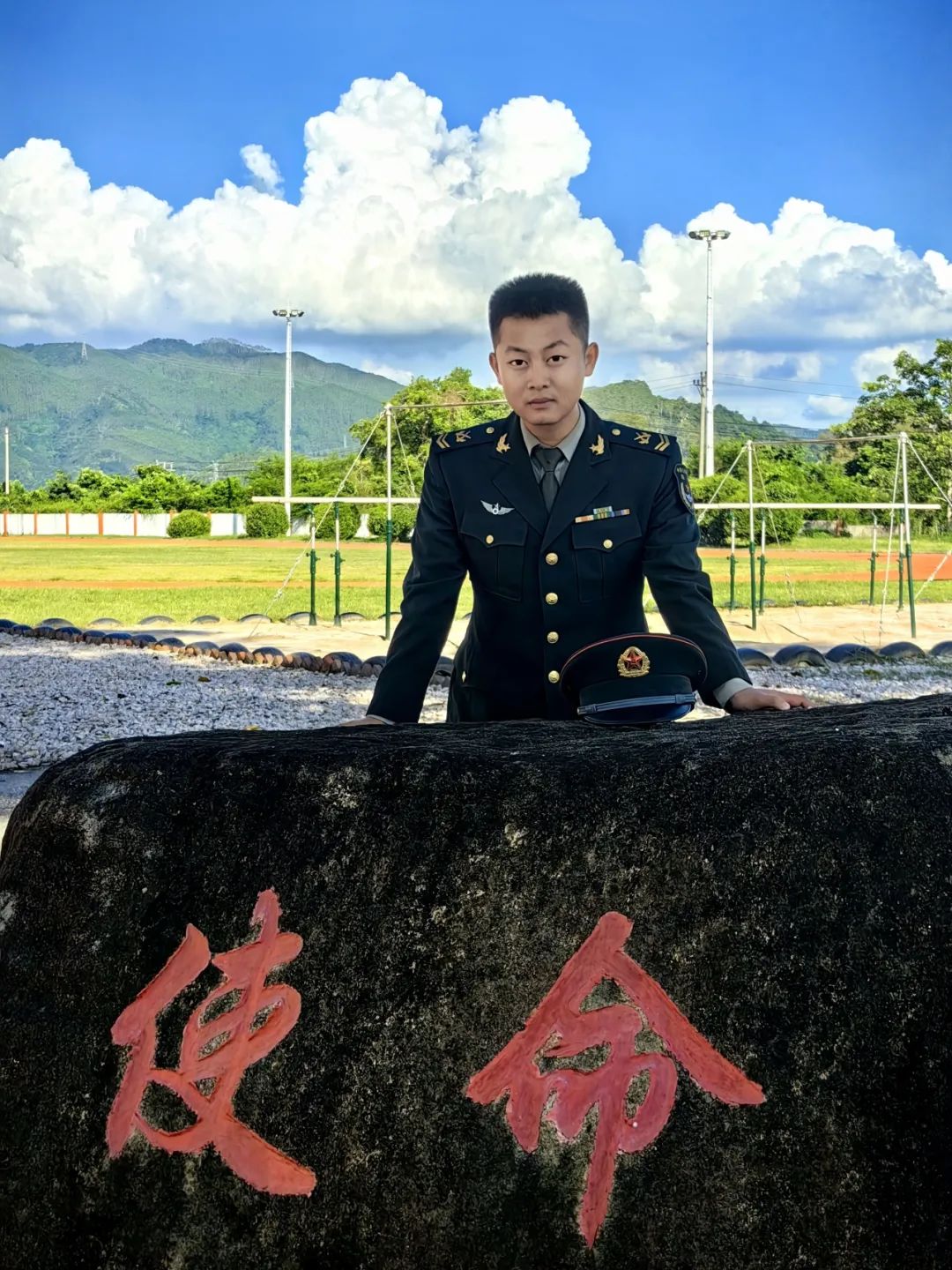 龙泉现役军人回家休假勇救受困驾驶员