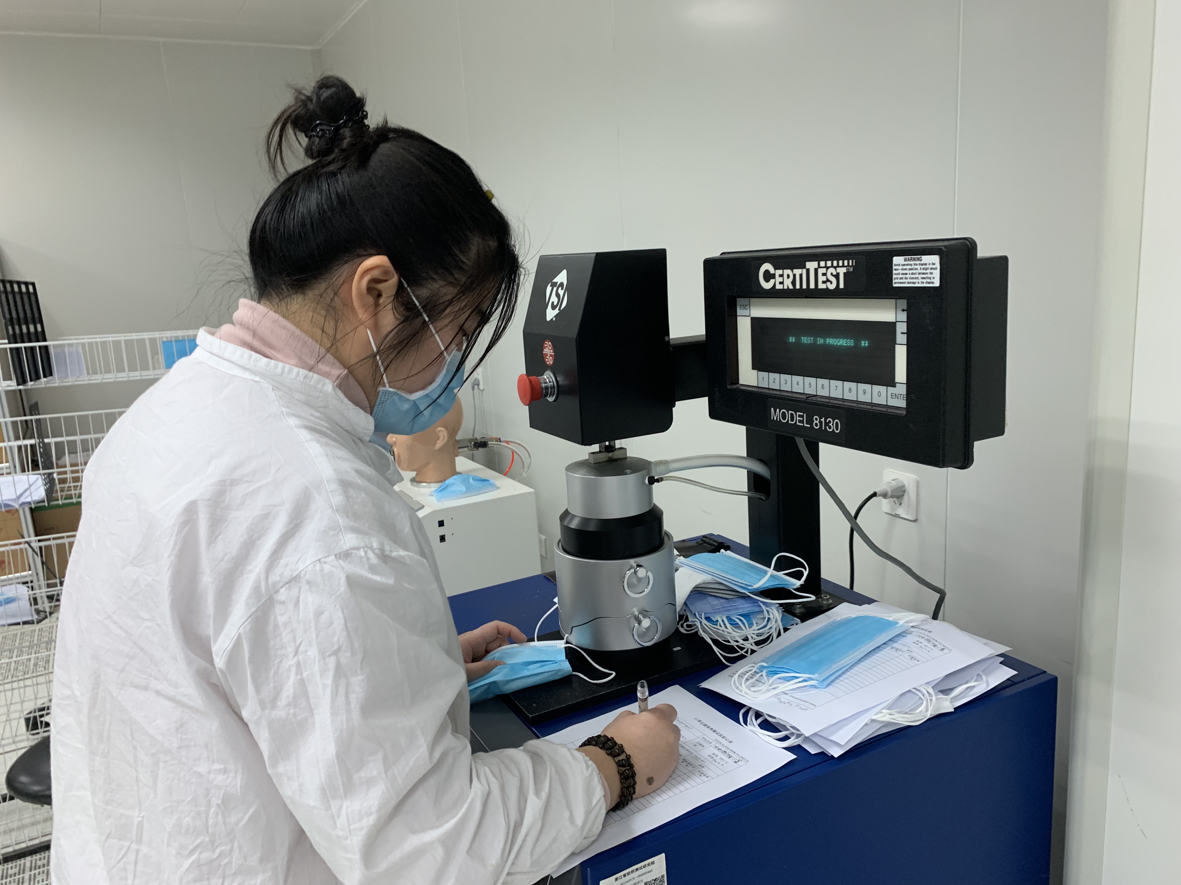 浙江省轻工业质检院正在对口罩进行检测