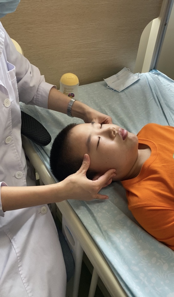 近视,当时建议孩子回去后每天要保证户外活动,避免长时间用眼,让眼睛