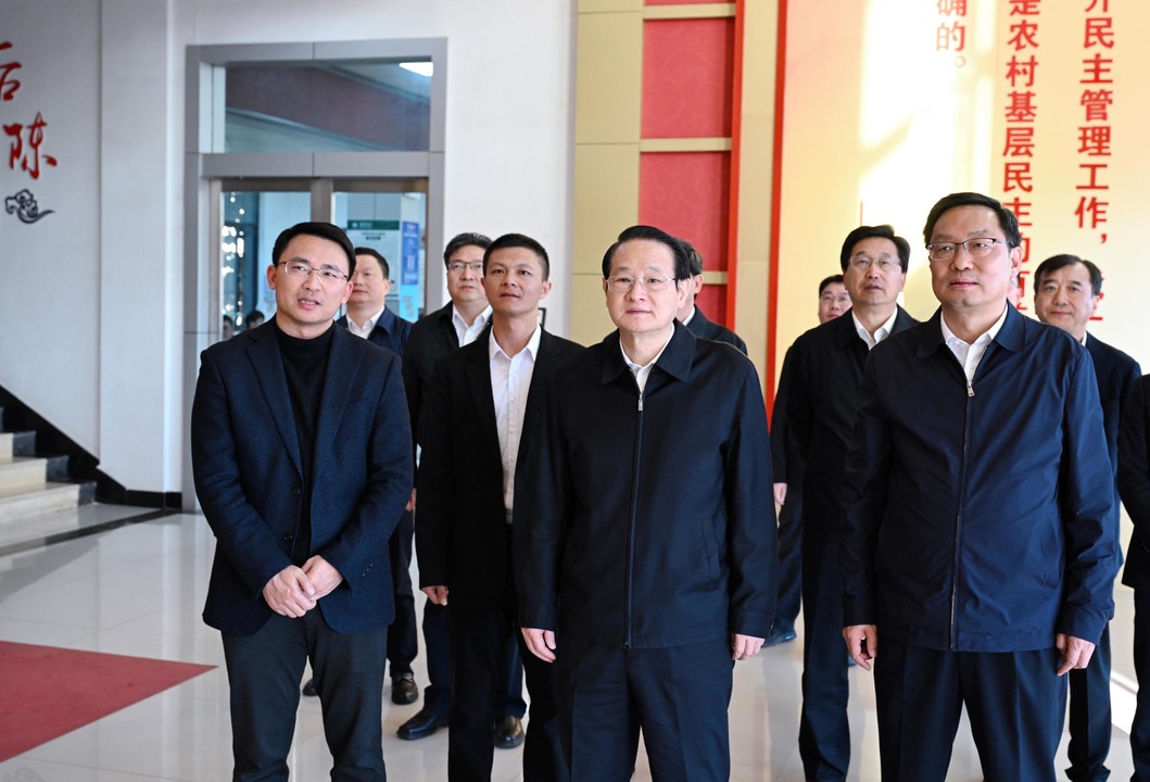 11月20日,省委书记易炼红赴武义县白洋街道后陈村,实地参观后陈村村务